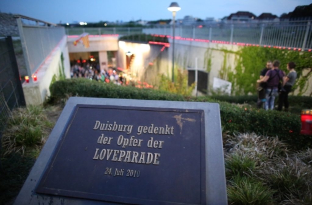 Kerzen brennen am Donnerstag in Duisburg an der Unglücksstelle der Loveparade 2010, an der eine Gedenktafel errichtet wurde. Betroffene und Angehörige haben im Rahmen der Nacht der 1000 Lichter an die Katastrophe mit 21 Toten erinnert.