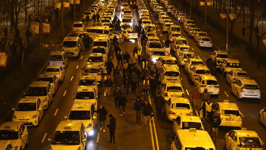 Protest gegen Uber: Taxifahrer blockieren Verkehr in Madrid
