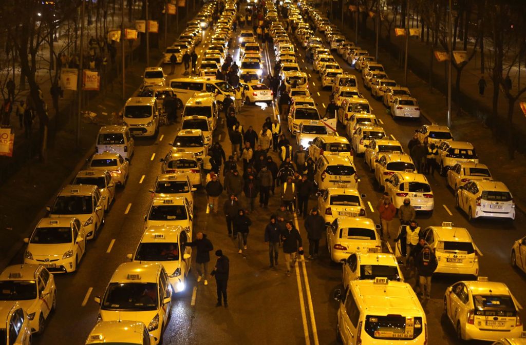 Nichts ging mehr in Madrid: Taxifahrer blockierten am Montag zum Protest gegen Uber und Co. die Hauptstraße.