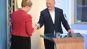 Franziska Giffey (SPD) gratuliert Kai Wegner (CDU). Doch wer Berlin künftig regiert, bleibt vorerst noch im Dunkeln. Foto: dpa/Sebastian Gollnow