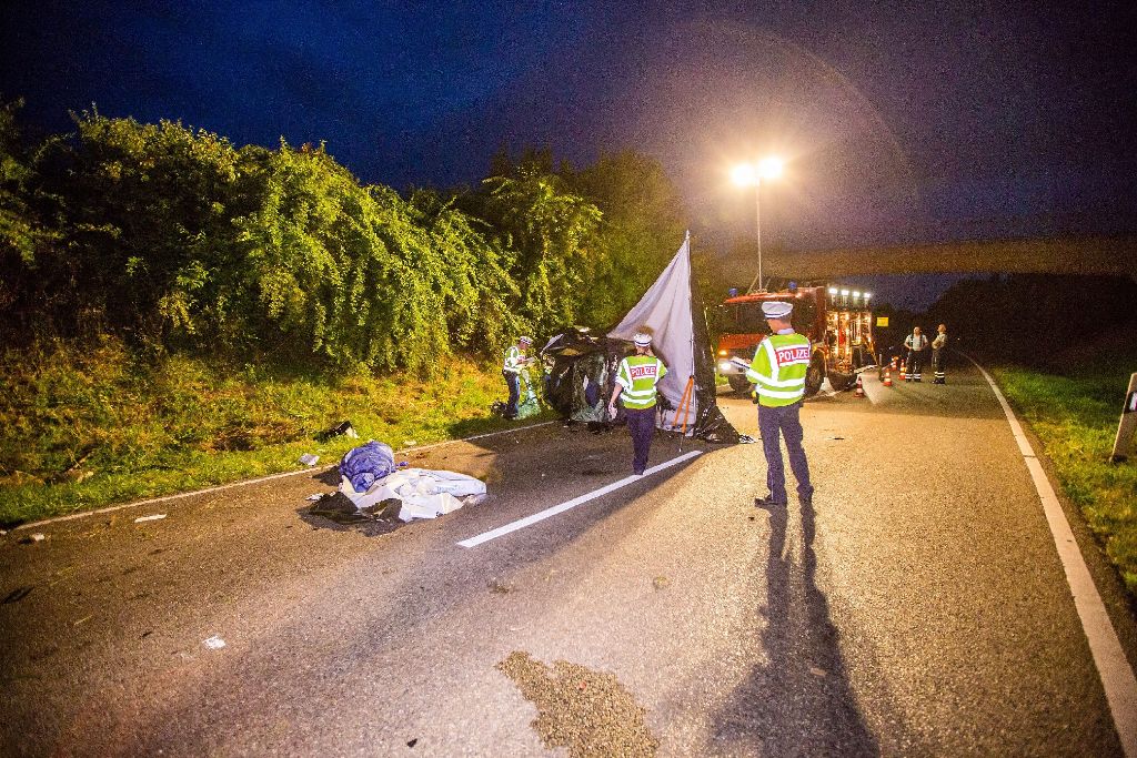 Bei einem schweren Unfall in Markgröningen sind am Freitagabend zwei Menschen ums Leben gekommen. Eine Frau und ein Kind wurden schwer verletzt.