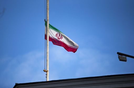 Die Nationalflagge über einer iranischen Botschaft – das Land ist von einem schweren Zugunglück erschüttert. (Symbolbild) Foto: dpa/Alexander Zemlianichenko