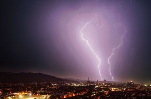 Blitze am Himmel über Stuttgart bei einem Gewitter  Ende August Foto: Andreas Rosar