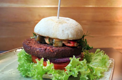 Der Übermorgen-Burger mit Buffalowürmern, Grillgemüse und Kräutersalat Foto: Matthias Ring