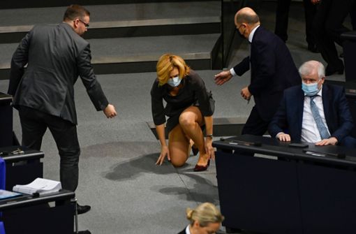 Olaf Scholz  reichte der gestürzten Julia Klöckner ihre heruntergefallene Brille. Foto: AFP/TOBIAS SCHWARZ