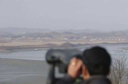Mit einem Fernglas schaut ein Besucher von Südkorea aus zur nordkoreanischen Seite. Die Grenze zwischen Südkorea und Nordkorea ist streng bewacht. Foto: AP