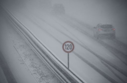 Für den Süden warnt der Deutsche Wetterdienst vor Glätte, Frost, schweren Sturmböen und Schneeverwehungen. (Symbolbild) Foto: Lichtgut/Leif Piechowski