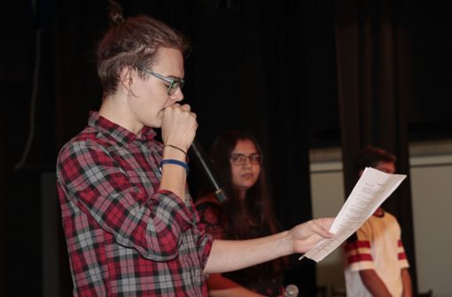 Beim 2017er Projekt Klartext der Kulturregion verfassten und präsentierten Jugendliche Poetry-Slam-Beiträge – wie hier auf der Abschlussveranstaltung. Foto: factum/Bach