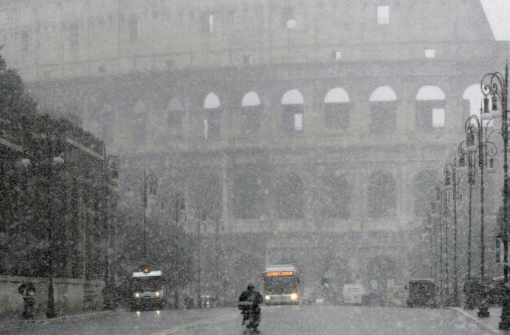 Schneeflocken über der Ewigen Stadt. Da die weiße Pracht in Rom eher selten ist, begeistert sie sowohl Einheimische als auch Touristen. Doch weil die Italiener auf derartige Wetterverhältnisse nicht eingestellt waren, legte der Schnee am Freitagmorgen den Straßenverkehr in der Innenstadt lahm.