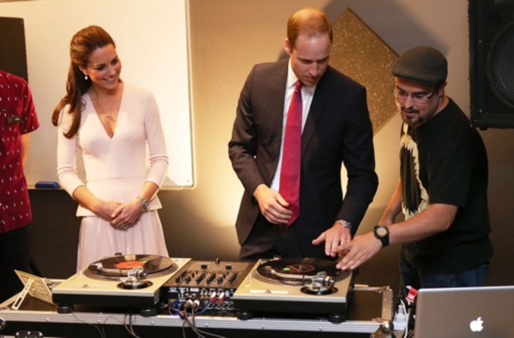 Prinz William (links) und Herzogin Kate haben am Mittwoch in Adelaide junge Leute in einem Musikzentrum getroffen. Die beiden versuchten sich dabei am Mischpult eines DJs.