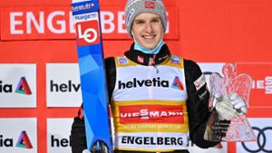 Halvor Egner Granerud ist seit fünf Weltcup-Springen ungeschlagen – lediglich bei der Skiflug-WM landete Karl Geiger vor dem Norweger. Foto: AFP/FABRICE COFFRINI