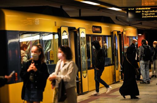 Einige Stuttgarter  fordern strengere Masken-Kontrollen und mehr Befugnisse für das Betriebspersonal. Foto: Lichtgut/Max Kovalenko