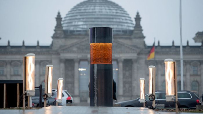 Künstlerkollektiv lässt umstrittene Säule vor Reichstag abbauen