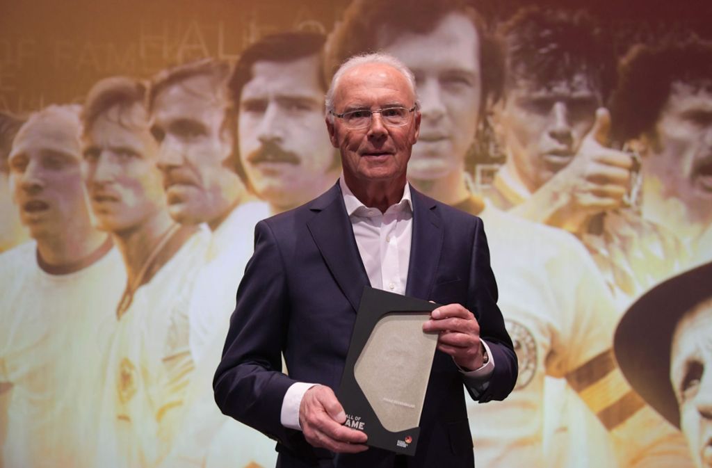 Franz Beckenbauer, geboren am 11. September 1945 in München, ist eine der schillernsten Persönlichkeiten im Fußball weltweit. Als Mannschaftskapitän gewann er mit der deutschen Auswahl 1972 den Europameister- und 1974 den Weltmeistertitel. Auch nach dem Ende seiner aktiven Karriere blieb der „Kaiser“ im Rampenlicht, als Teamchef der Weltmeistermannschaft von 1990, als Präsident (1994 bis 2009) und Aufsichtsratsvorsitzender des FC Bayern München, als Präsident des Organisationskomitees der Fußball-WM 2006, als DFB-Vizepräsident (1998 bis 2010) oder als Mitglied des Fifa-Exekutivkomitees (2007 bis 2011).