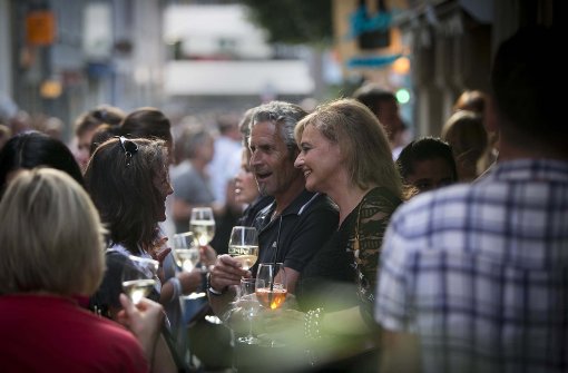 Trinken, essen und plaudern – was beim Bohnenviertelfest schon immer das Wichtigste war, wird in diesem Jahr (leider) nicht von Live-Musik gestört. Foto: Michael Steinert