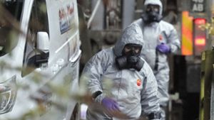 Militärische Einsatzkräfte untersuchen nach dem Giftanschlag in Salisbury einen Van. Foto: AP