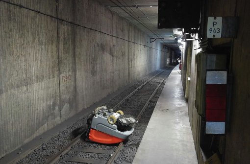 Der S-Bahn-Verkehr ist am Dienstagmittag zwischen den Haltestellen Hauptbahnhof (tief) und Schwabstraße eine Stunde lang eingeschränkt, weil eine Putzmaschine ins Gleisbett gefallen ist. Foto: Bundespolizei