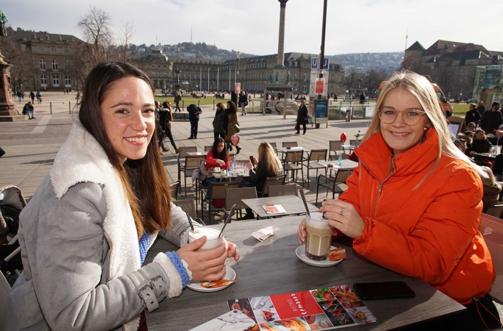 Die milden Temperaturen sind für die Freundinen, die beide Lisa heißen, perfekt um einen Eiscafé auf der Terazza am Königsbau zu trinken.