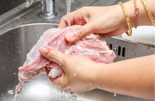 Ganz selbstverständlich waschen viele Menschen vor allem Geflügel vor der Zubereitung. Das bringt das Waschen von Fleisch wirklich.