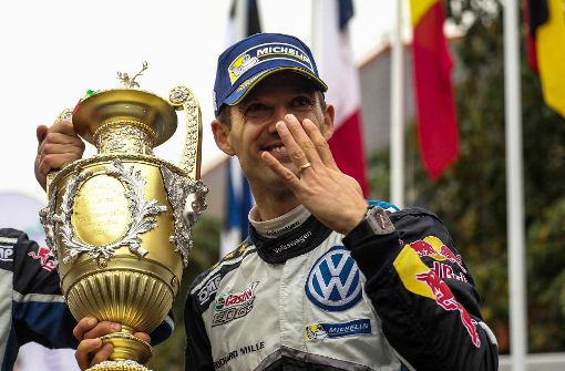 Sebastian Ogier schnappte sich im Volkswagen den Weltmeister-Pokal. Foto: dpa
