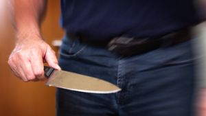 Der Unbekannte soll den Mann in dessen Wohnung mit einem Messer überfallen haben. (Symbolbild) Foto: IMAGO/Bihlmayerfotografie/IMAGO/Michael Bihlmayer