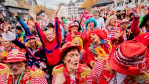 „Kölle Alaaf“: In der Kölner Altstadt fällt pünktlich der Startschuss zur Karnevalssession. Foto: dpa