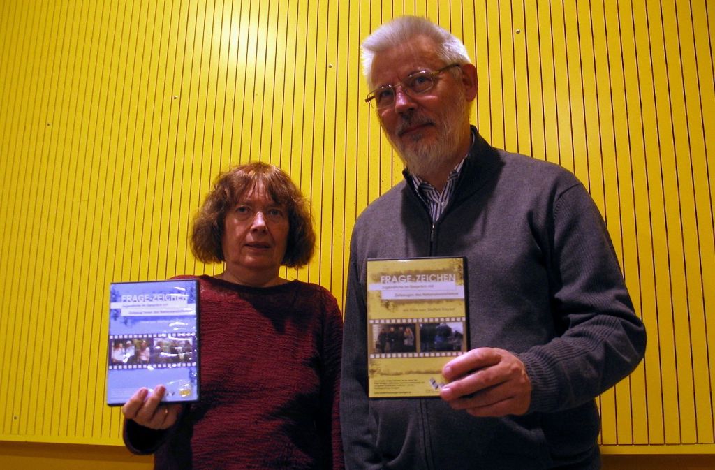 Die Organisatoren Inge und Diethard Möller von der Zukunftswerkstatt Zuffenhausen mit den ersten beiden Frage-Zeichen-Filmen. Foto: Susanne Müller-Baji
