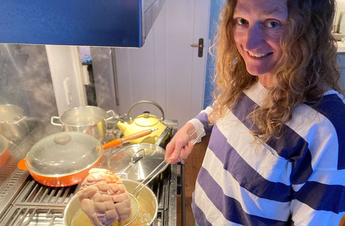 Ein besonderes Koch-Projekt: Kathrin Haasis mit ihrem Osterschinken.