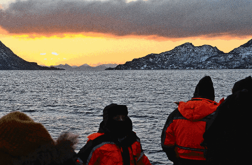 Sonnenunergang über dem Trollfjord : Nach Einbruch der Dunkelheit haben die Teilnehmer dieser Bootstour durch die Lofoten auch noch Polarlichter gesehen.  Foto: Lerchenmüller