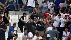 Bei der Fußball-EM in Frankreich kommt es zu wilden Jagdszenen im Stadion in Marseille. Foto: EPA