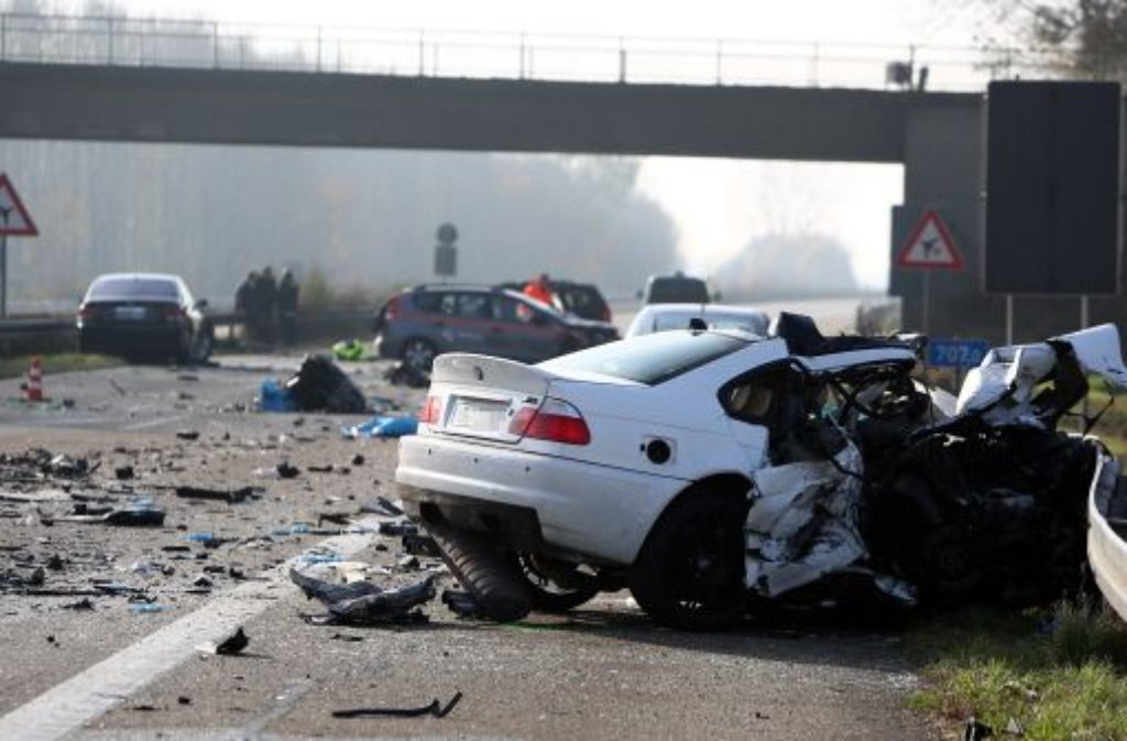 Wenige Tage nach dem Horror-Crash mit sechs Toten auf der Autobahn bei Offenburg hat die Polizei die Route des Falschfahrers ermittelt. Der 20-Jährige sei mit seinem BMW zunächst korrekt unterwegs gewesen und habe dann einen Autobahnparkplatz angesteuert, teilten die Ermittler am Freitag mit.