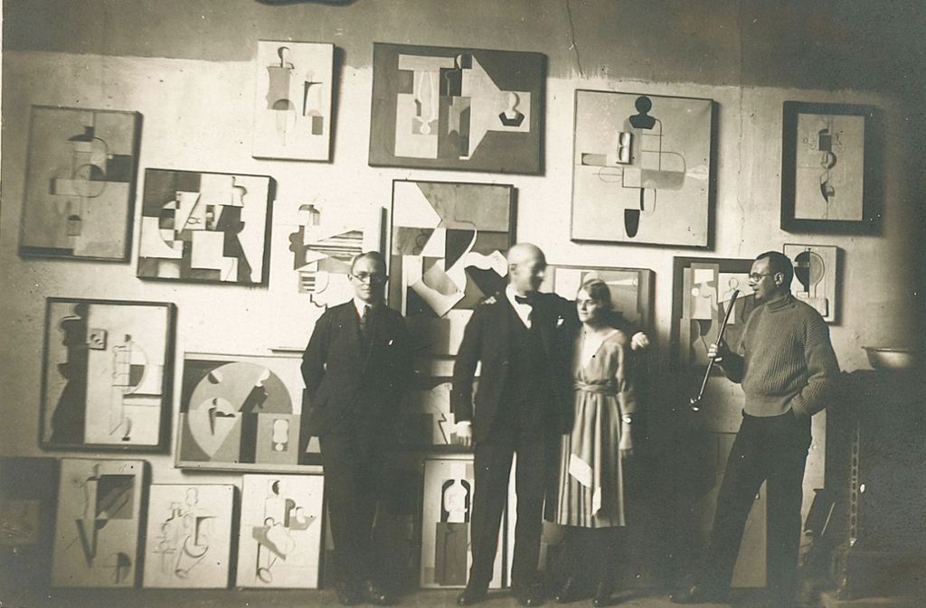 In Baumeisters Atelier trafen sich 1921 Richard Döcker (links), Richard Herre, der gerade seinen Arm um Paula Falschebner legt, und Willi Baumeister. Foto: Archiv Herre