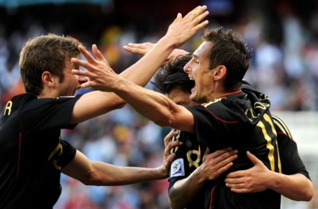 Miroslav Klose (rechts) beendet seine Karriere in der deutschen Nationalmannschaft. Die Reaktionen lesen Sie hier...