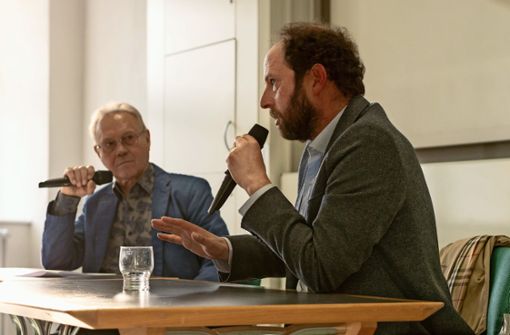 Hans Pöschko (links) befragt den  französischen Autoren Olivier Guez zu seinem   Buch  „Das Verschwinden des Josef Mengele“. Foto:  