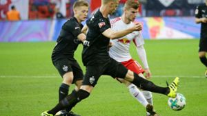 Im Hinspiel erzielte Timo Werner (re.) zwar kein Tor, gewann mit RB Leipzig aber gegen den VfB. Im Rückspiel will Timo Baumgartl (Mi.) den Spieß umdrehen. Foto: Baumann