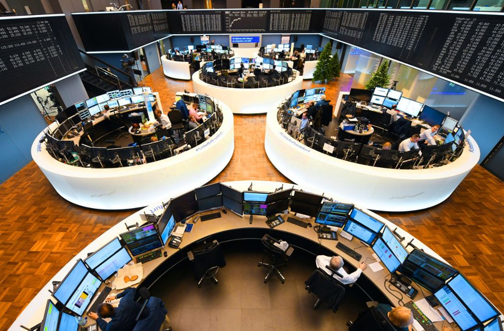 Wer sich für Aktien als Geldanlage entscheidet, sollte einen langen Atem  haben, raten  Experten. Das Bild  zeigt den Handelssaal an der Frankfurter Börse. Foto: dpa