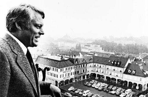 Gunter Huonker holt 1972 das Direktmandat für den Bundestag. Hier betrachtet er den Ludwigsburger Marktplatz – damals noch nicht autofrei. Foto: SPD-Ortrsverein