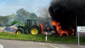 Feld fängt Feuer – Landmaschine brennt lichterloh