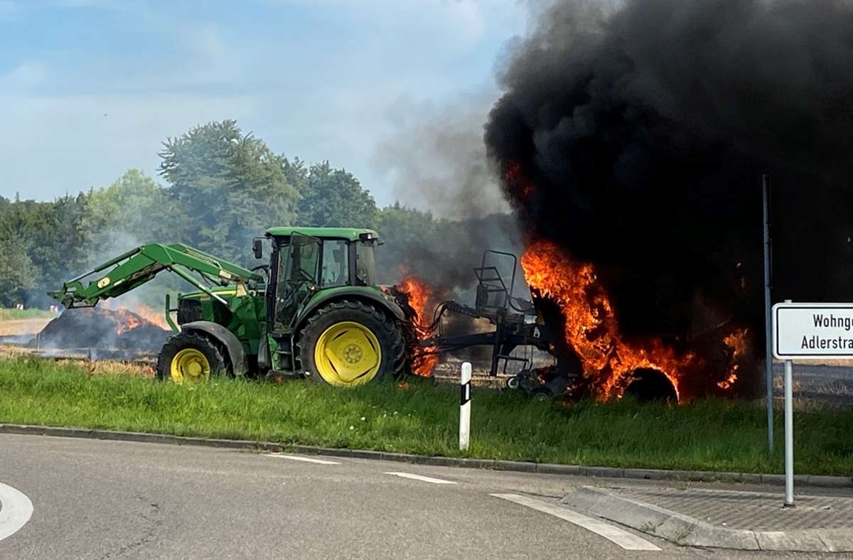 Bei dem Brand wurde auch dieser Traktor mitsamt Anhänger beschädigt.