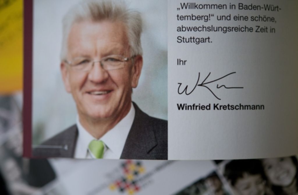 Das Gekrakel auf dem Programmheft für die Feiern zum Tag der Deutschen Einheit ist gar nicht Winfried Kretschmanns Unterschrift - sondern war lediglich als Platzhalter gedacht. Foto: dpa