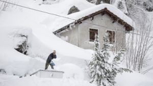 Die Menschen in den Alpenregionen hoffen auf ein Ende des Schneefalls. Foto: KEYSTONE