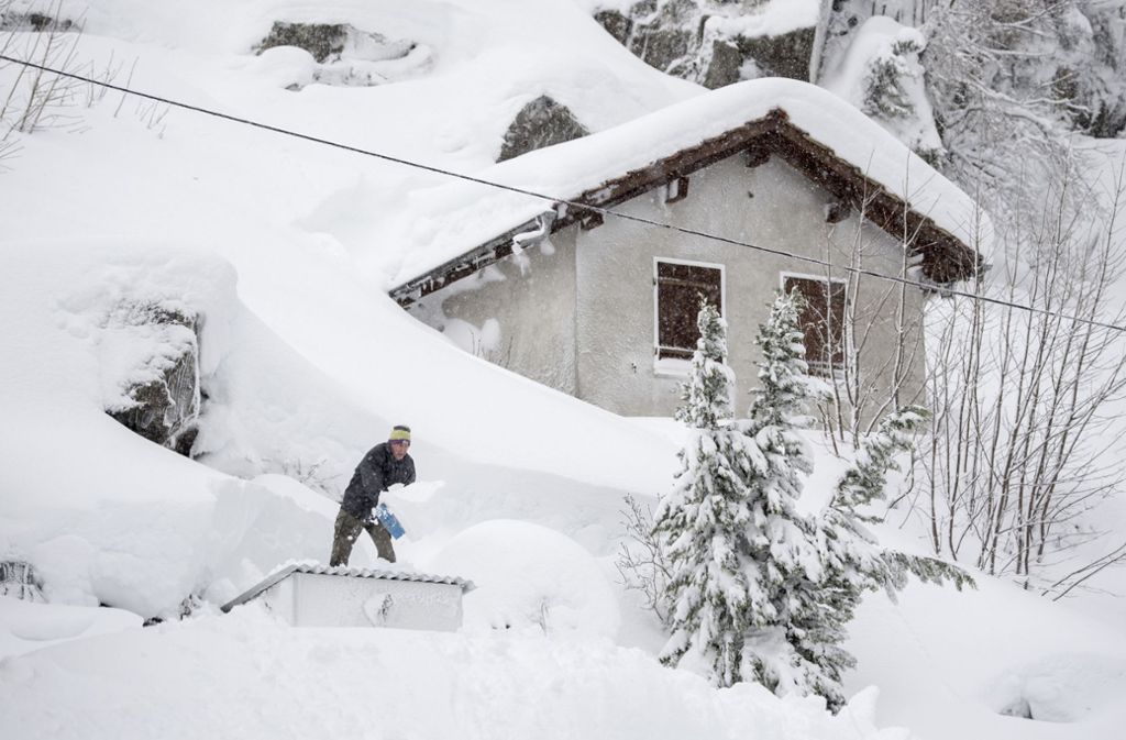 Die Menschen in den Alpenregionen hoffen auf ein Ende des Schneefalls.