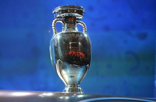Der Gewinner der Fußball-EM 2020 darf den Pokal in die Höhe recken. Foto: imago/Jan Huebner/imago sportfotodienst