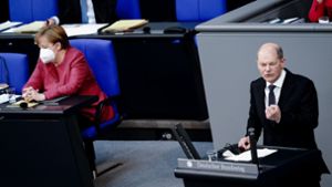 Angela Merkel (CDU) und Olaf Scholz (SPD) wollen noch vor der Bundestagswahl in diesem Jahr eine überarbeitete Fassung des gerichtlich gescheiterten Klimaschutzgesetzes vorlegen. (Archivbild) Foto: dpa/Kay Nietfeld