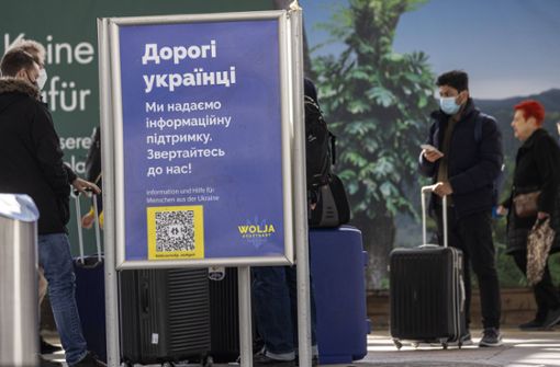 Eine Hinweistafel am Stuttgarter Hauptbahnhof informiert Flüchtlinge aus der Ukraine. Foto: imago//Arnulf Hettrich