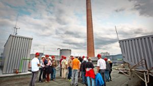 Just als eine Besuchergruppe das Göppinger   Müllheizkraftwerk inspiziert, verkündet der Landrat Edgar Wolff, dass dort vorerst nicht noch     mehr Abfälle  verbrannt werden. Foto: Ines Rudel