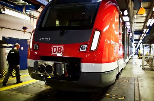 Einer von zwei ET 430, die zurzeit im S-Bahn-Werk in Plochingen stehen: Die Fahrer dürfen aber nur trockenüben, für die Fahrt im S-Bahn-Netz fehlt noch die behördliche Zulassung. Foto: Leif Piechowski
