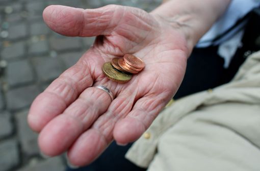 Die Preise steigen, das Ersparte verliert an Wert: Für viele ältere Menschen wird das Geld immer knapper. Foto: dpa/Malte Christians