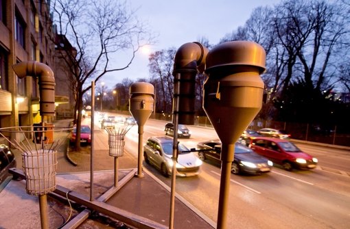 Mit dieser  Messstation werden am Neckartor in Stuttgart Feinstaubwerte gemessen Foto: dpa