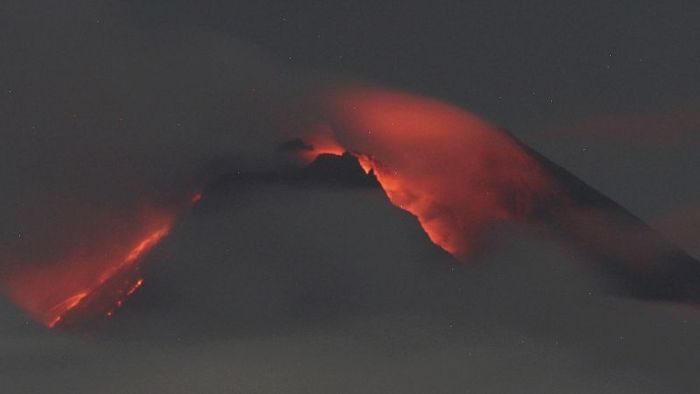 In mehr als 3600 Metern Höhe: Vulkan Semeru spuckt glühende Lava